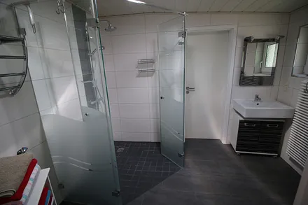 Bad mit Durchgang zum Schlafzimmer2