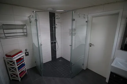 Bad mit Durchgang zum Schlafzimmer2 (rechts) und Flur (links)