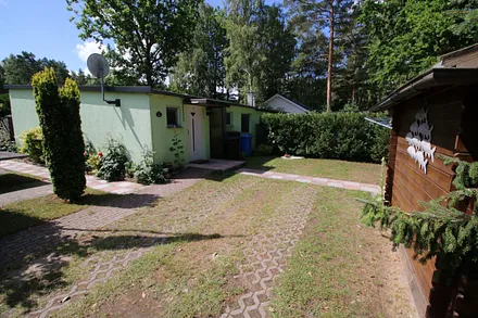 Ferienhaus Rückseite mit Einfahrt