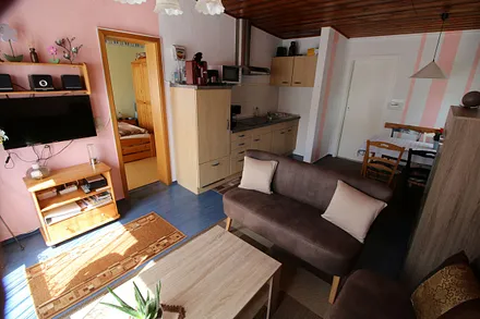 Wohnzimmer mit Küche