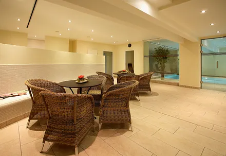 Schwimmbad mit Sauna und Ruhebereich