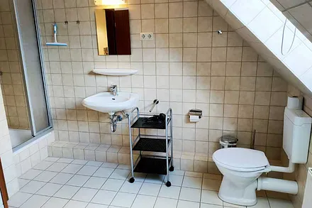 Badezimmer mit Dusche