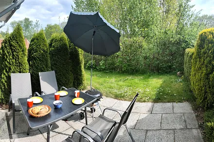 gemütliche Terrasse geschützt durch Hecken