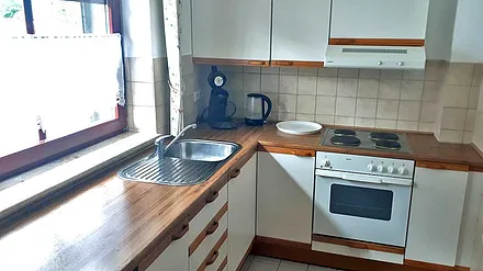 separate Küche mit Kühlschrank und Tiefkühlfach, 