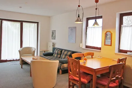 Esstisch und Sitzecke im Hintergrund