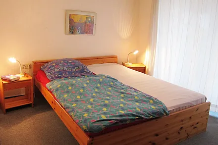 Schlafzimmer mit Doppelbett