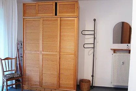 großer Kleiderschrank im Schlafzimmer