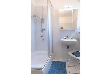 Badezimmer mit Dusche, Waschbecken, WC 