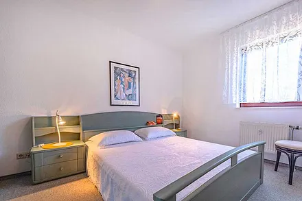 Schlafzimmer mit Doppelbett