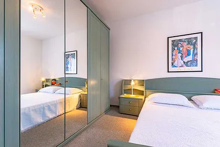 großer Spiegelschrank im Schlafzimmer