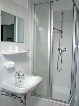 Badezimmer mit Dusche und Waschbecken