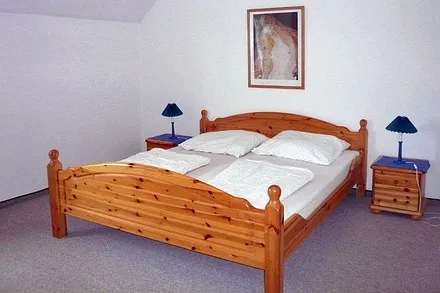 Schlafzimmer mit Doppelbett