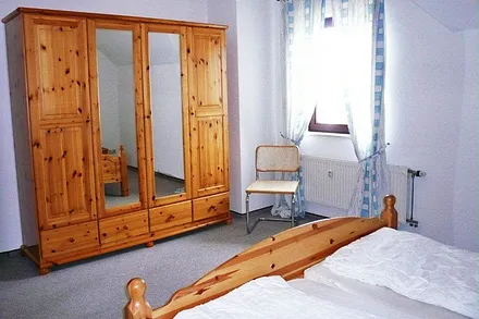 Schlafzimmer mit großem Schrank