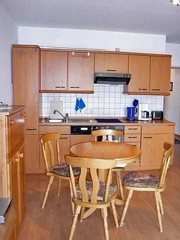 Esstisch und Küchenzeile