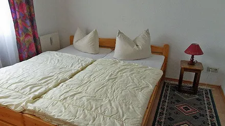Schlafzimmer mit Doppelbett