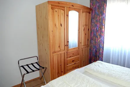 Schlafzimmer mit großem Schrank