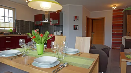 Wohnzimmer mit Küchenzeile und Esstisch