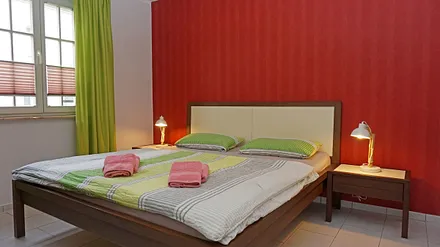 Schlafzimmer mit Doppelbett