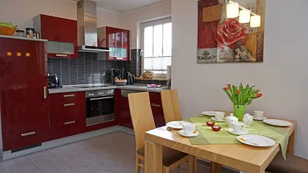 Küchenzeile mit Esstisch