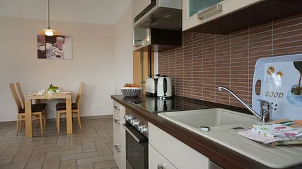 Küchenzeile mit Esstisch