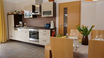 Küchenzeile mit Esstisch