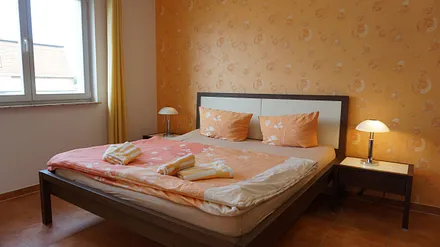 Schlafzimmer mit Doppelbett