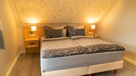 Schlafzimmer mit Boxspringbetten