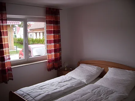 2 Schlafzimmer mit Doppelbetten