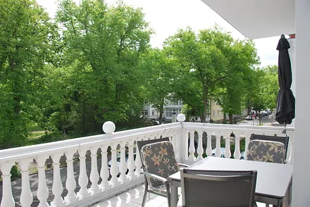 möblierter Balkon mit Sonnenschirm