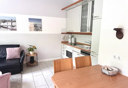 Küchenzeile mit Geschirrspüler, Kaffeemaschine, Wasserkocher, Toaster 