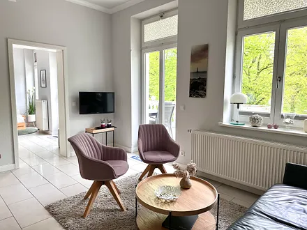 Wohnzimmer mit Balkonzugang