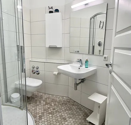 Bad mit Dusche, Fön, Handseife von Rituals