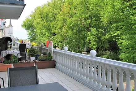 Ausblick Balkon in Richtung Ostsee, rechts der Warnemünder Kurpark