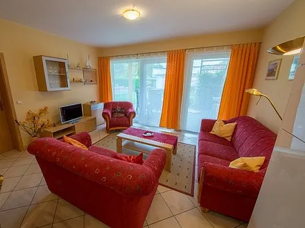 Sitzecke mit SAT-TV und DVD-Player