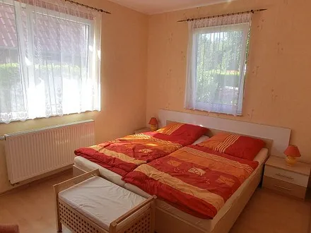 Schlafzimmer mit Doppelbett