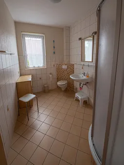 Bad mit Dusche u. WC