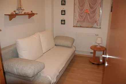 Zweites Schlafzimmer mit ausklappbarer breiter Schlafcouch