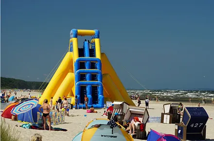 Kinderattraktion im Sommer am Strand