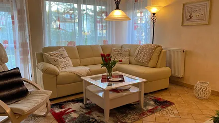 Gemütliche Sitzecke im mediterranen Stil