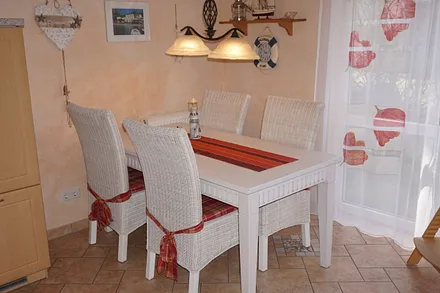 Esstisch mit Zugang zur Terrasse