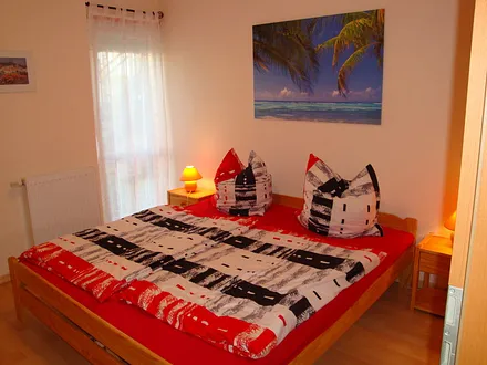 Schlafzimmer mit Doppelbett