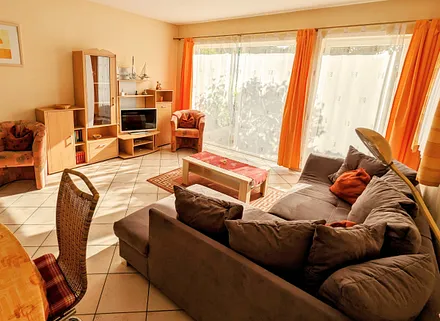 Sitzecke mit SAT-TV und DVD-Player