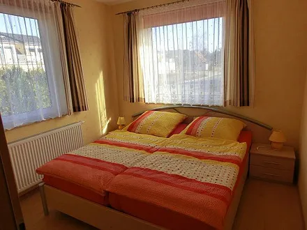 Schlafzimmer mit Doppelbett