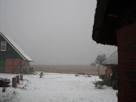 Blick vom Hof Richtung Bodden im Winter