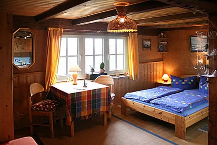 Blick vom Eingang in den Wohnschlafraum