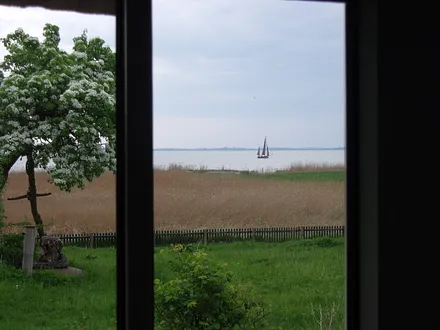 Fensterblick direkt auf den Saaler Bodden