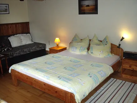 Blick vom Eingang in den Wohn- & Schlafbereich