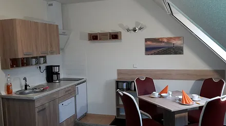 Küchenzeile mit E-Geräten und Geschirrspüler