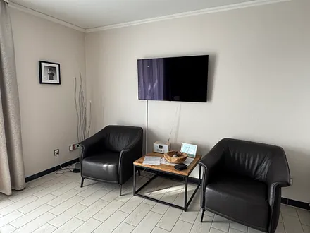 gemütlichen Sitzecke mit großem TV und Internet Radio 