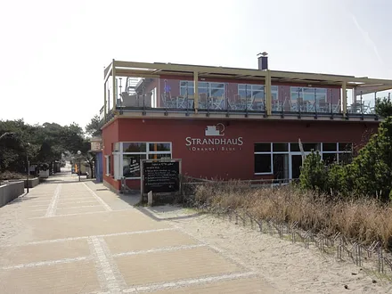 Auf der Terrasse vom Strandhaus "Orange Blue" ,an Ihrem Strandaufgang, haben Sie einen direkten Blick auf die Ostsee und den Strand. Hier können Sie einfach mal die Seele baumeln lassen. 
